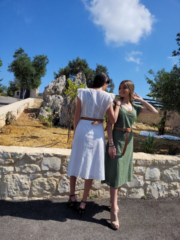 Φόρεμα μίντι σε γραμμή  άλφα με ζώνη στη μέση σε κοφτό ύφασμα