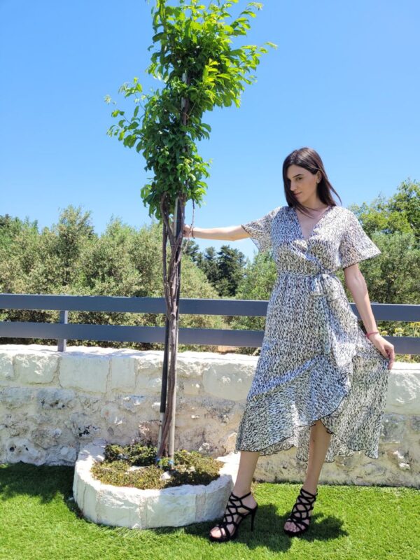 Φόρεμα μίντι ασύμμετρο, κρουαζέ σε εντυπωσιακό σχέδιο