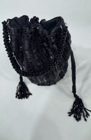 Μαύρο μπρελόκ με κοσμήματα και κρόσσια, ιδανικό για αξεσουάρ μόδας και δώρο.