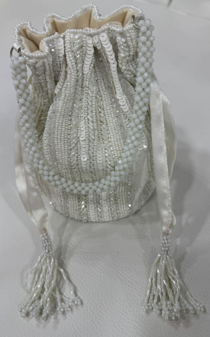 Λουρί για κορίτσια με πέρλες και κρόσσια, ιδανικό για κομψές εμφανίσεις και αξεσουάρ μόδας.