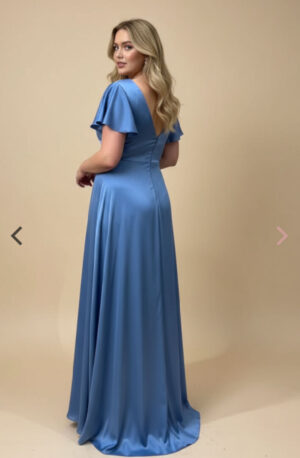 Γυναικείο maxi φόρεμα μπλε με βολάν και ανοιχτό ντεκολτέ, ιδανικό για καλοκαιρινές εμφανίσεις.
