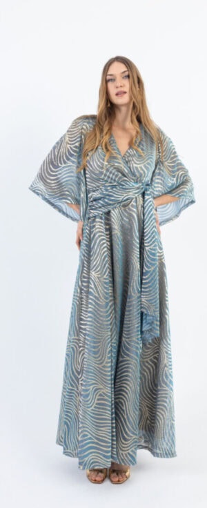 Γυναίκα με καλοκαιρινό φόρεμα και αξεσουάρ, καλοκαιρινή μόδα.