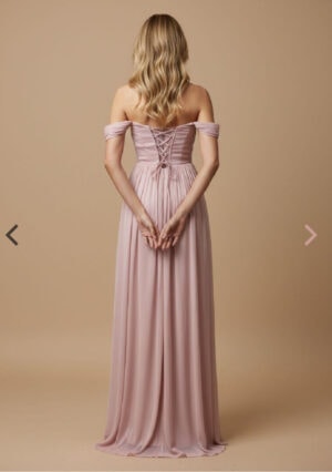 Ανδρικό φόρεμα με ανοιχτούς ώμους και πλισέ φούστα, σε απαλό ροζ χρώμα, ιδανικό για καλοκαιρινές εμφ.