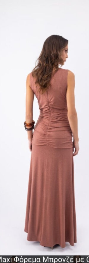 Ανδρικό φόρεμα maxi μπρονζέ με ανοιχτή πλάτη και κομψό σχεδιασμό. Ιδανικό για καλοκαιρινές εμφανίσει.